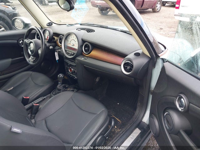 2011 MINI COOPER WMWSU3C59BT097431 Photo 4