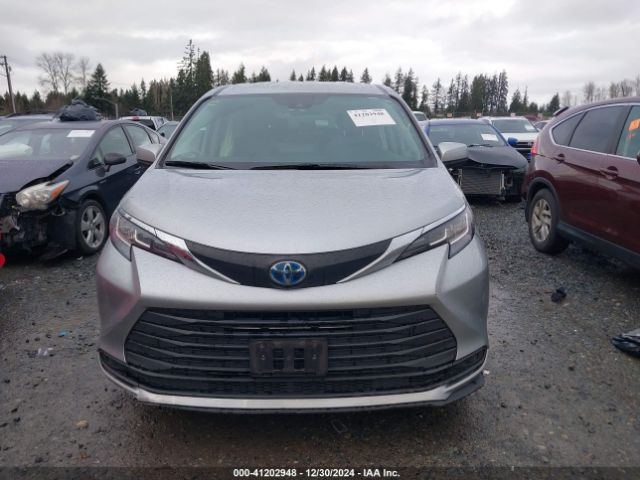 5TDKRKEC1NS097081 Toyota SIENNA LE