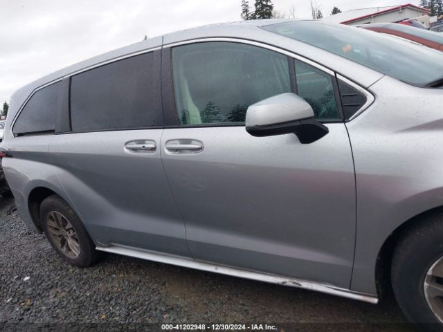 5TDKRKEC1NS097081 Toyota SIENNA LE