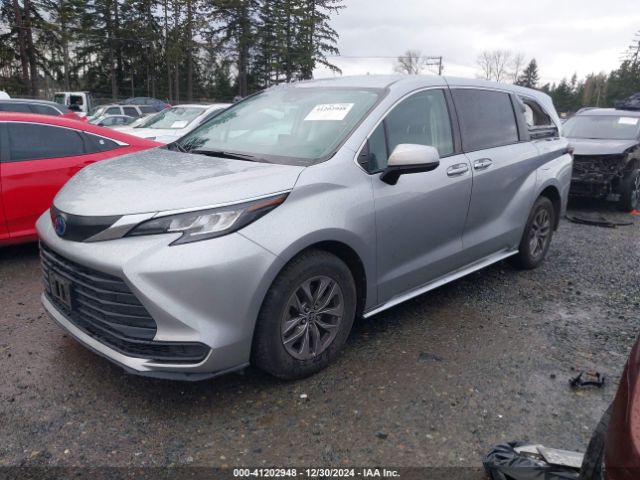 5TDKRKEC1NS097081 Toyota SIENNA LE