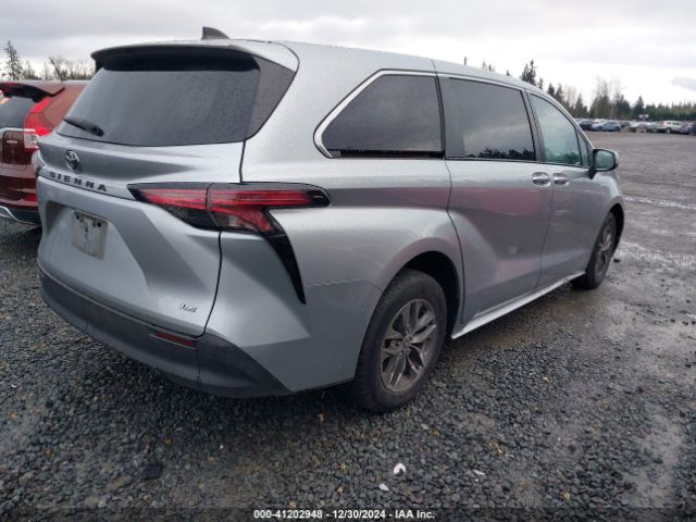 5TDKRKEC1NS097081 Toyota SIENNA LE
