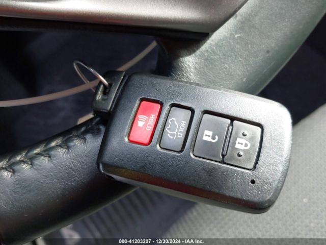 2T3WFREV8HW317906 Toyota Rav4 Xle