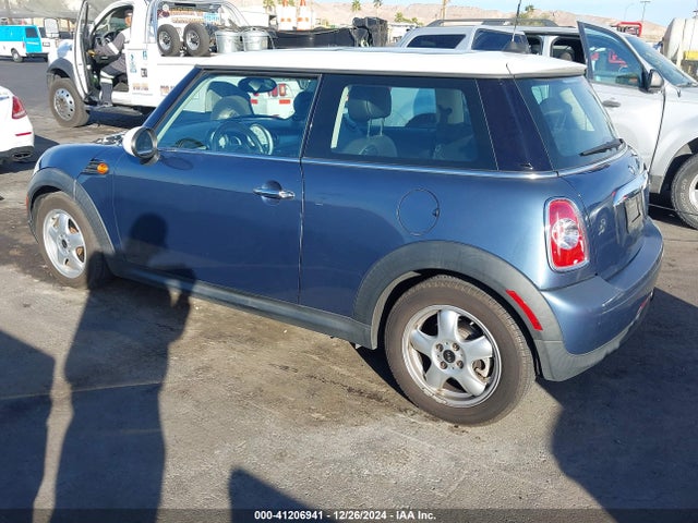2011 MINI COOPER WMWSU3C54BT251365 Photo 2