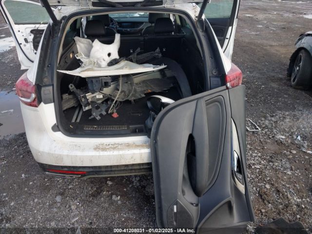 W04GV8SX5J1123016 Buick Regal Tourx Essence