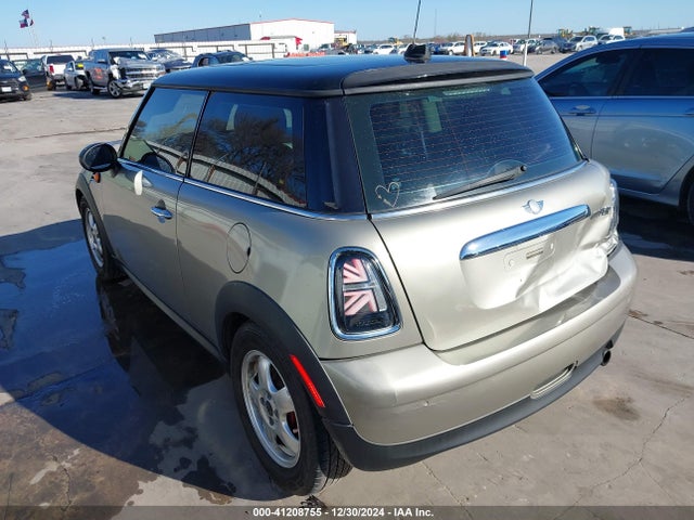 2011 MINI COOPER WMWSU3C56BT096897 Photo 2