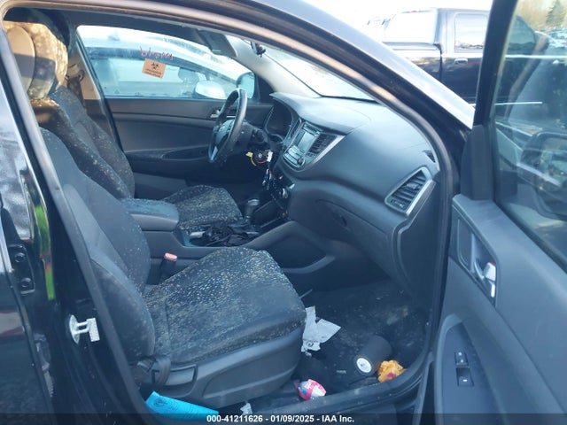 KM8J33A40GU041810 Hyundai TUCSON SE
