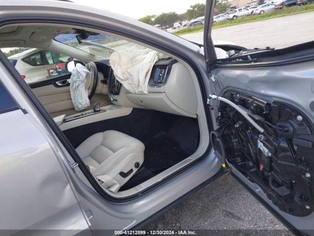 YV4L12RK1R1908391 Volvo Xc60 B5 Core Dark Theme