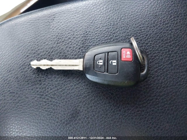 Toyota RAV4 LE 2016 JTMBFREV1GJ092661 Image 11