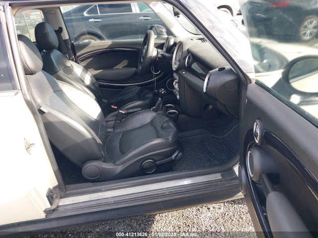 2010 MINI COOPER CLUBMAN WMWML3C55ATX38343 Photo 4