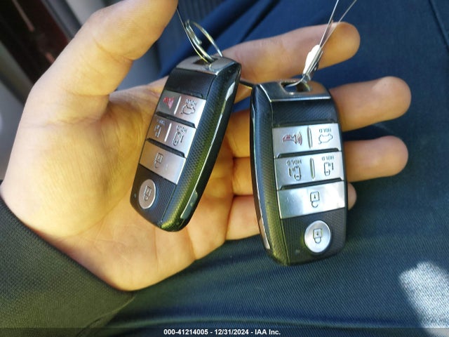KIA SEDONA LX 2017 KNDMB5C12H6268747 Image 11