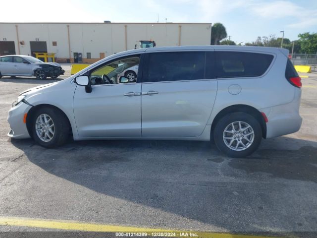 Chrysler Pacifica Touring L 2024 2C4RC1BG1RR162415 Image 13