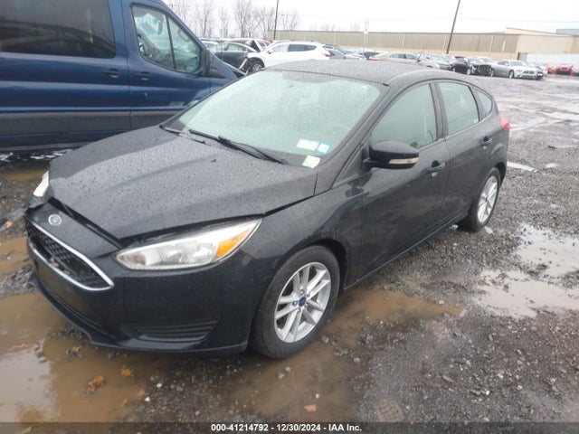 Ford FOCUS SE 2017 1FADP3K24HL323593 Image 2