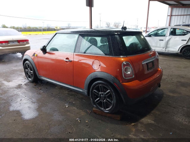 2011 MINI COOPER WMWSU3C56BT091103 Photo 2