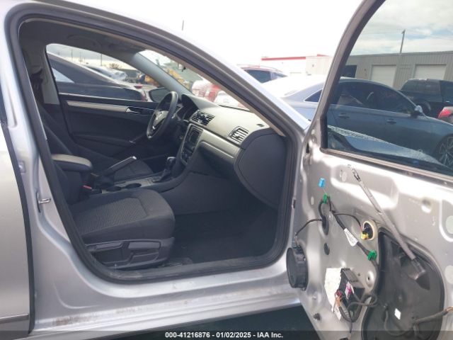 1VWAS7A3XGC018558 Volkswagen Passat 1.8t S
