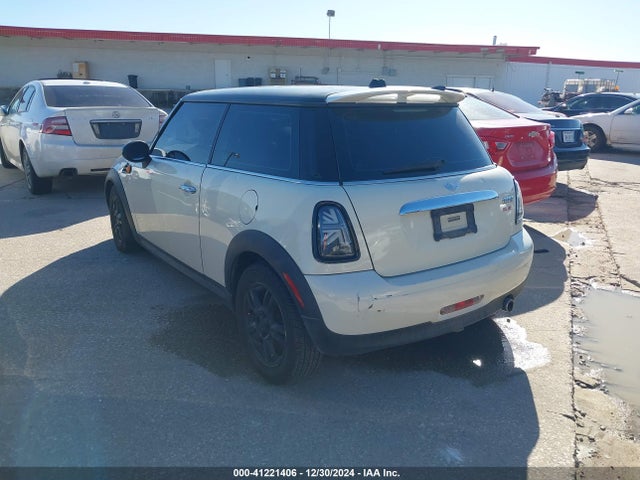 2011 MINI COOPER WMWSU3C56BT091389 Photo 2