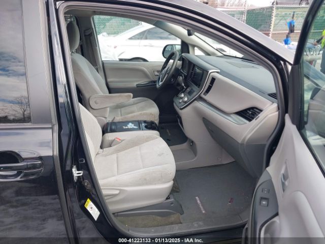 5TDKZ3DC9HS874442 Toyota Sienna Le 8 Passenger