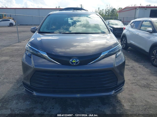 5TDKRKEC3RS187306 Toyota SIENNA LE
