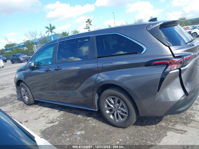 5TDKRKEC3RS187306 Toyota SIENNA LE