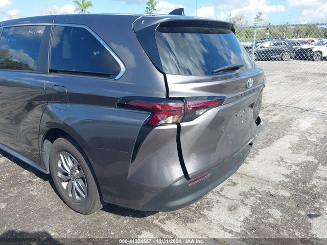 5TDKRKEC3RS187306 Toyota SIENNA LE