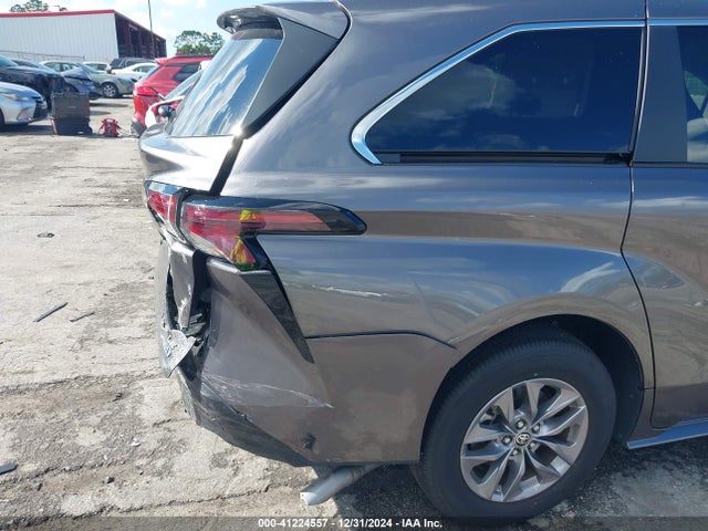 5TDKRKEC3RS187306 Toyota SIENNA LE