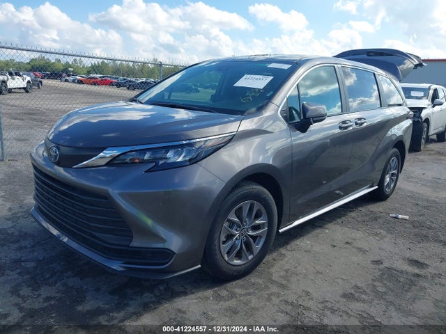 5TDKRKEC3RS187306 Toyota SIENNA LE