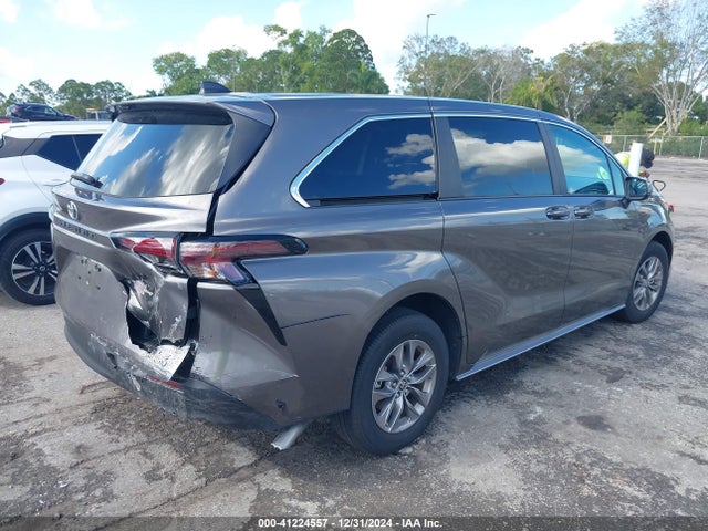 5TDKRKEC3RS187306 Toyota SIENNA LE