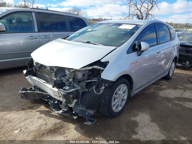 Toyota Prius V Two 2015 JTDZN3EU2FJ037348 Image 2