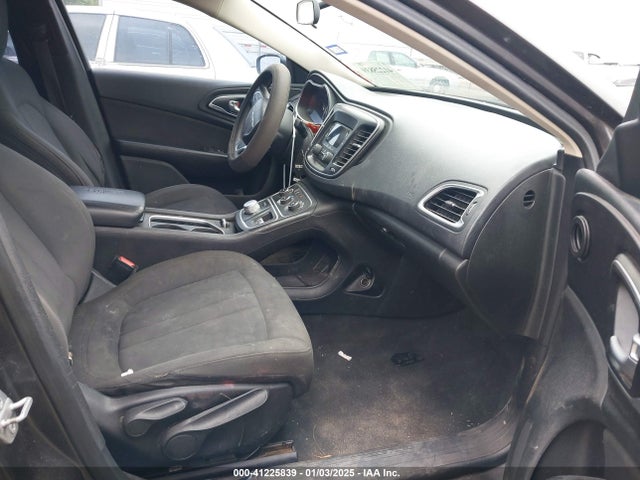 1C3CCCFB8GN119172 Chrysler 200 LX