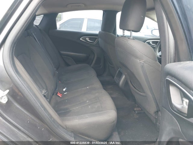 1C3CCCFB8GN119172 Chrysler 200 LX