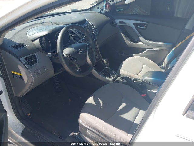 5NPDH4AE2FH557113 Hyundai ELANTRA SE