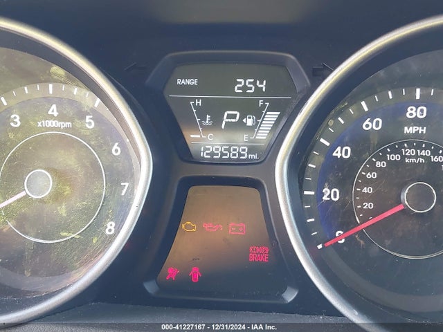 5NPDH4AE2FH557113 Hyundai ELANTRA SE