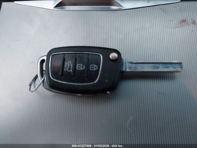 KM8SMDHF0HU215701 Hyundai Santa Fe Se