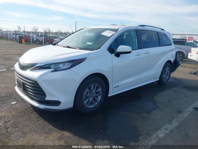 5TDBRKEC0MS065947 Toyota SIENNA LE