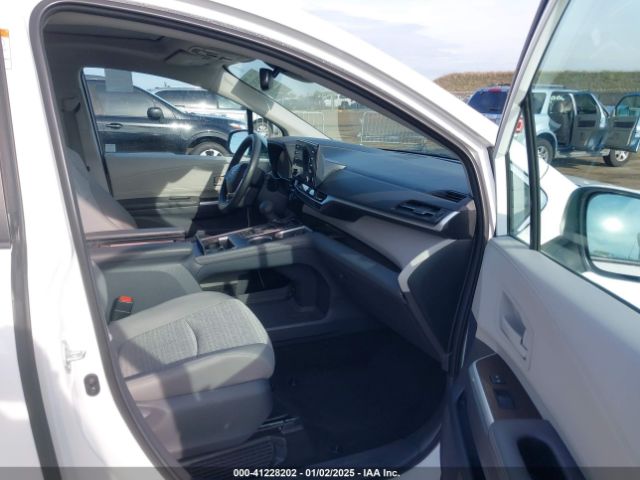 5TDBRKEC0MS065947 Toyota SIENNA LE