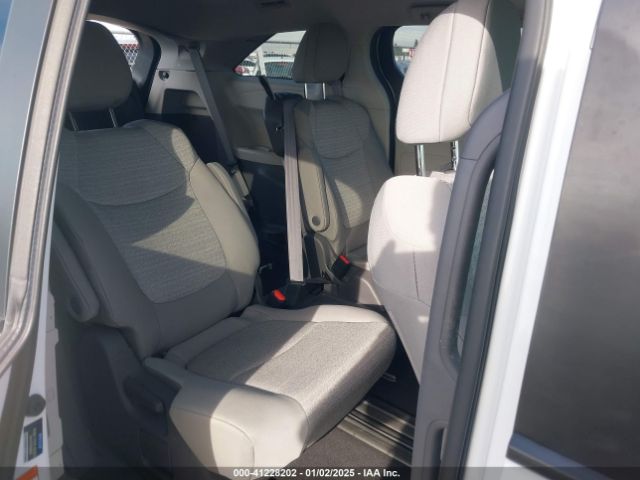 5TDBRKEC0MS065947 Toyota SIENNA LE