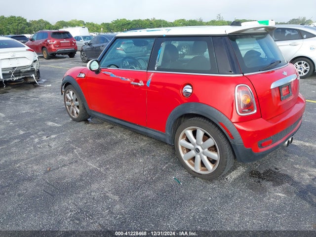2009 MINI COOPER S WMWMF73519TT94021 Photo 2