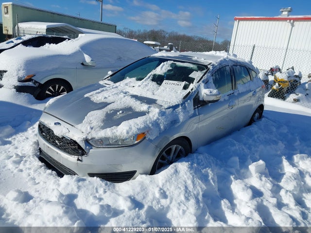 Ford FOCUS SE 2017 1FADP3K21HL203248 Image 2