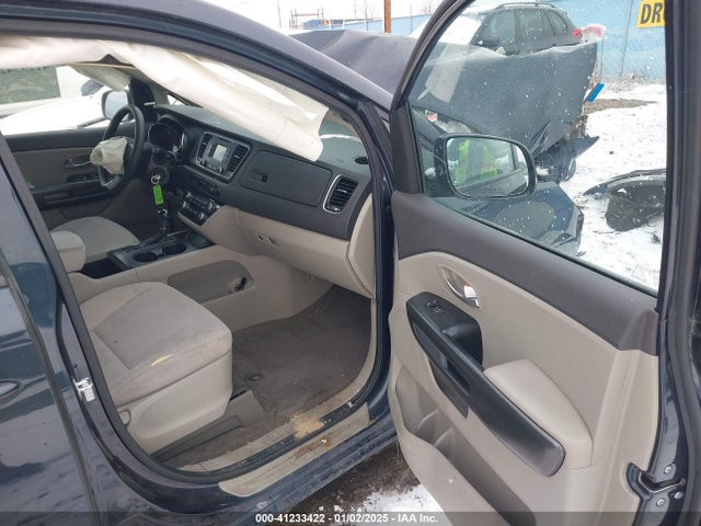 KIA Sedona 2017 KNDMB5C12H6236378 Image 5