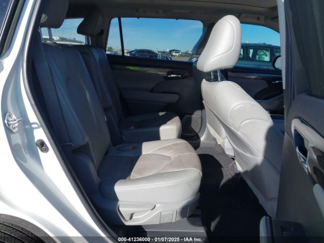 5TDFZRBH2NS216055 Toyota Highlander Platinum