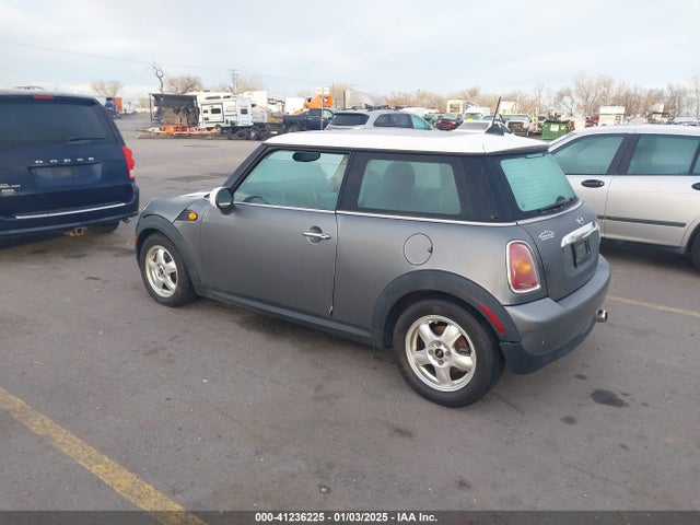 2010 MINI COOPER WMWMF3C52ATU78782 Photo 2
