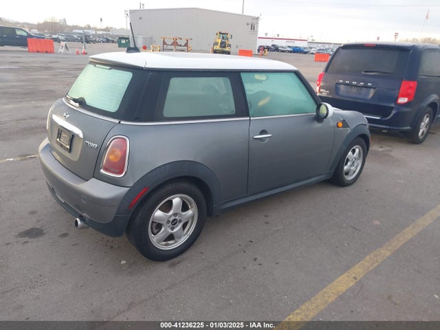 2010 MINI COOPER WMWMF3C52ATU78782 Photo 3