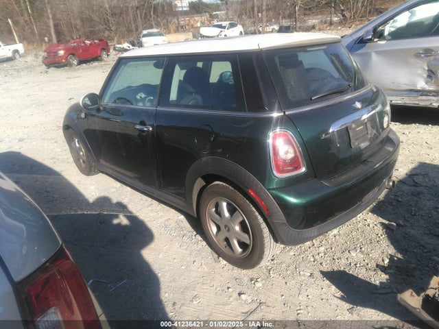 2008 MINI COOPER WMWMF335X8TU69225 Photo 2