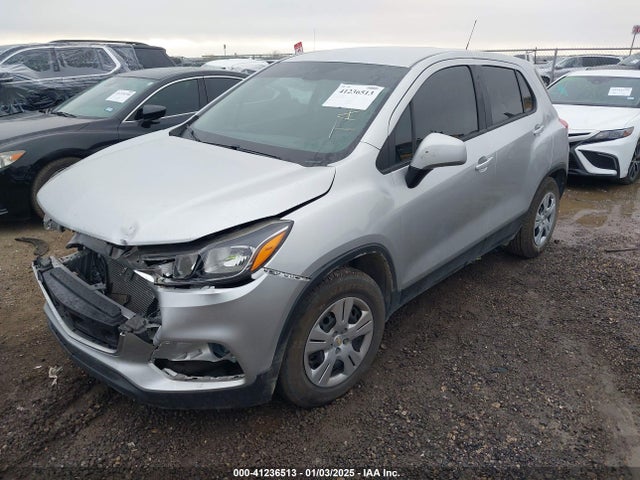 Chevrolet TRAX LS 2018 KL7CJKSB2JB715675 Image 2