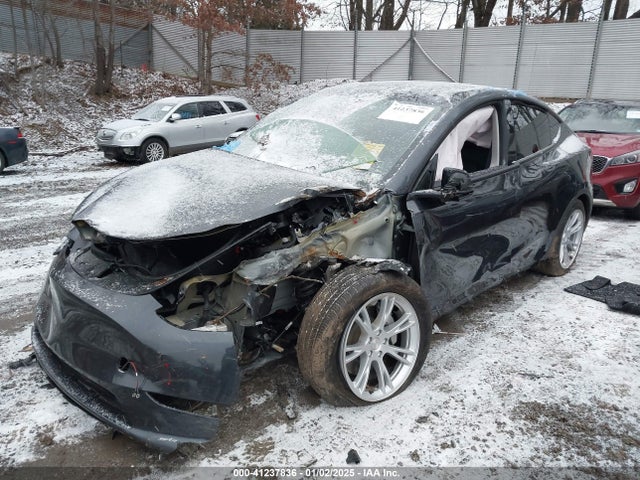 2024 TESLA MODEL Y 7SAYGDEE8RF084001 Photo 1