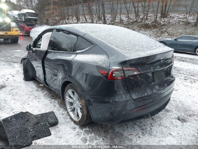 2024 TESLA MODEL Y 7SAYGDEE8RF084001 Photo 2