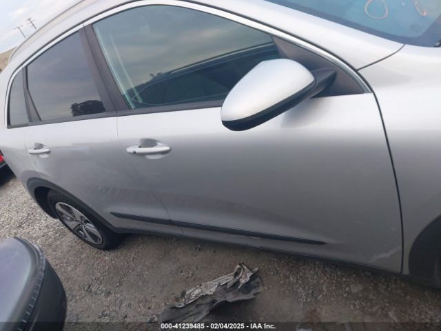 KNDCB3LC5K5231383 KIA NIRO LX