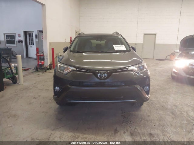 JTMRFREVXJJ205657 Toyota Rav4 Adventure/xle