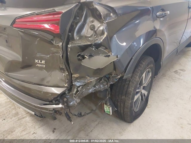 JTMRFREVXJJ205657 Toyota Rav4 Adventure/xle