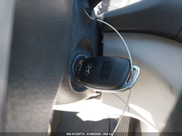 KM8J23A44HU592780 Hyundai TUCSON SE