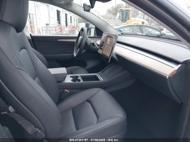 2023 TESLA MODEL Y 7SAYGDEE9PF756581 Photo 4
